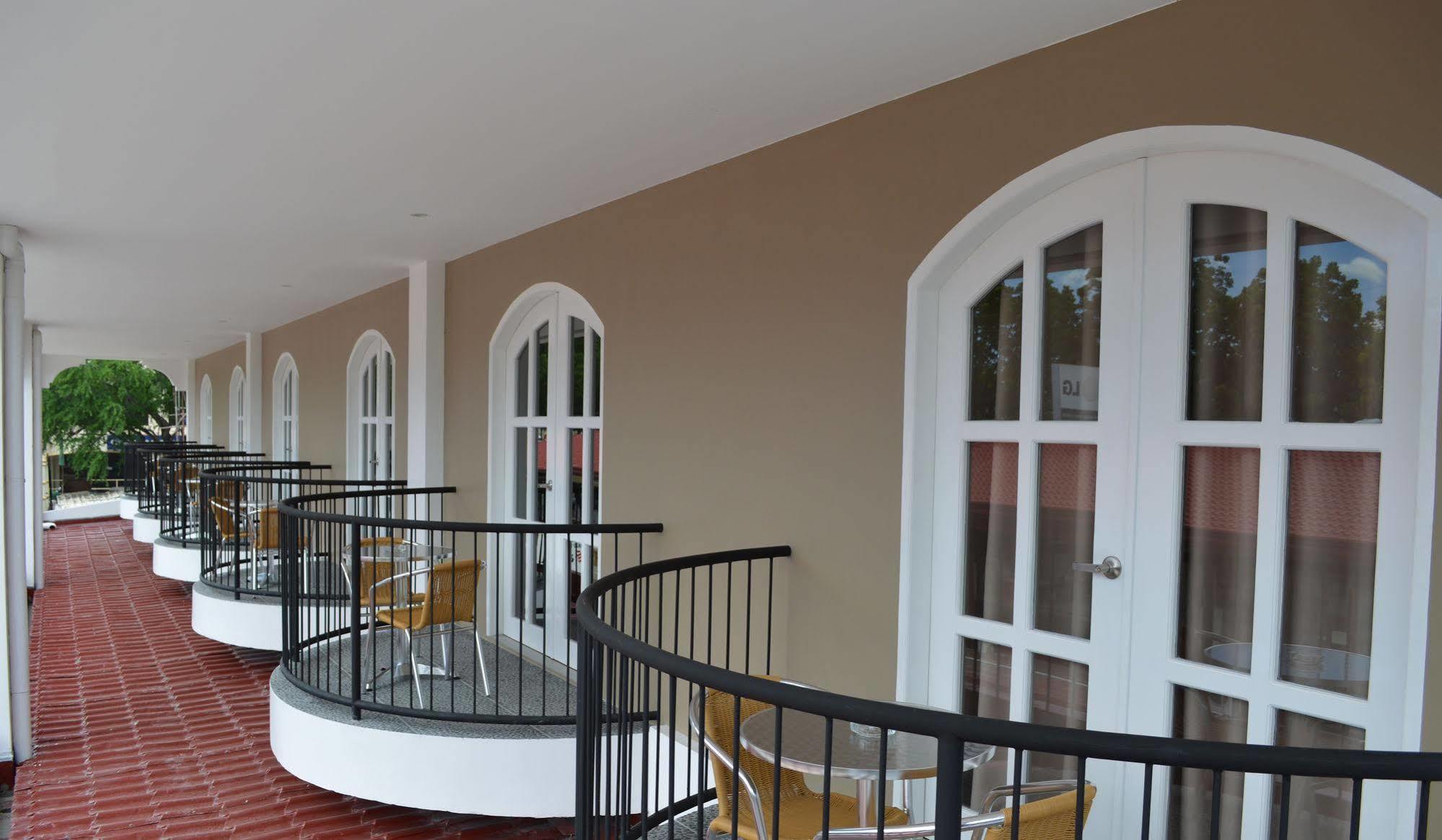 Kingsley'S Hotel And Gastro Pub Mabalacat Zewnętrze zdjęcie